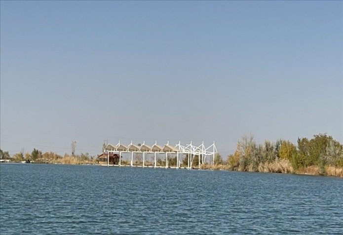 2023年11月1日，督察組拍攝到弱水花海景區(qū)建有人工湖及水上游樂設(shè)施。（中央第四生態(tài)環(huán)境保護督察組供圖）