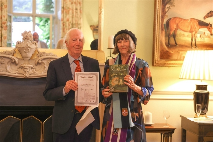 艾倫·麥克法蘭教授為漢密爾頓頒發(fā)文學(xué)類終身成就獎(jiǎng)。雨珊攝