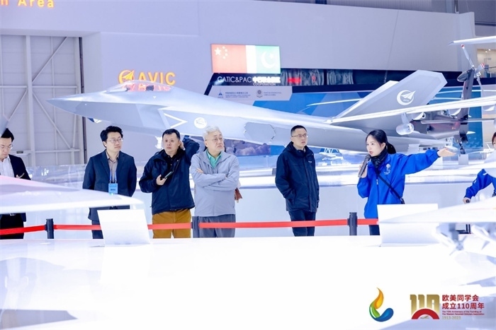 參會(huì)嘉賓和留學(xué)歸國人員參觀珠海太空中心。主辦方供圖