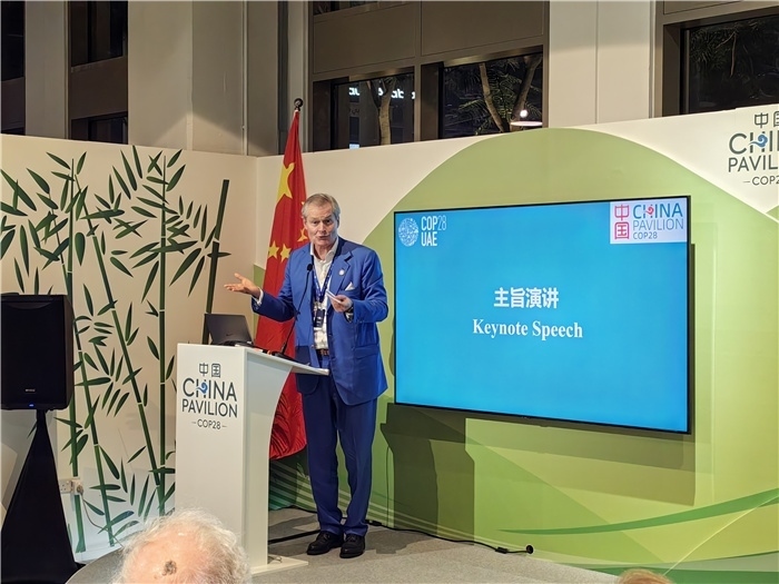 意大利都靈理工大學終身教授岡特·鮑利發(fā)言。COP28中國角供圖