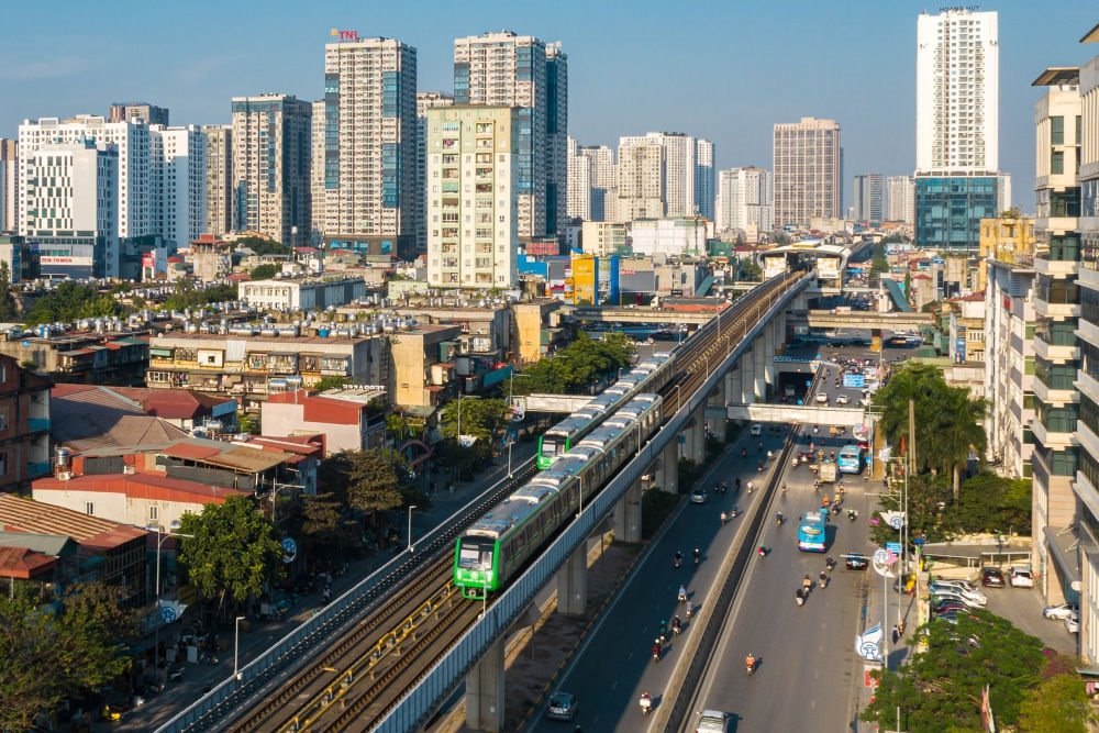 2021年12月1日，在越南首都河內(nèi)，列車在吉靈-河東輕軌線上行駛。新華社發(fā)（中鐵六局河內(nèi)輕軌項目部供圖）
