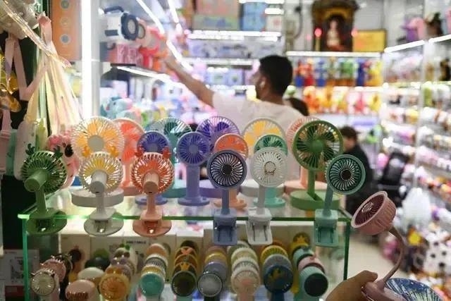 △近期，客商在浙江義烏國際商貿(mào)城采購商品。