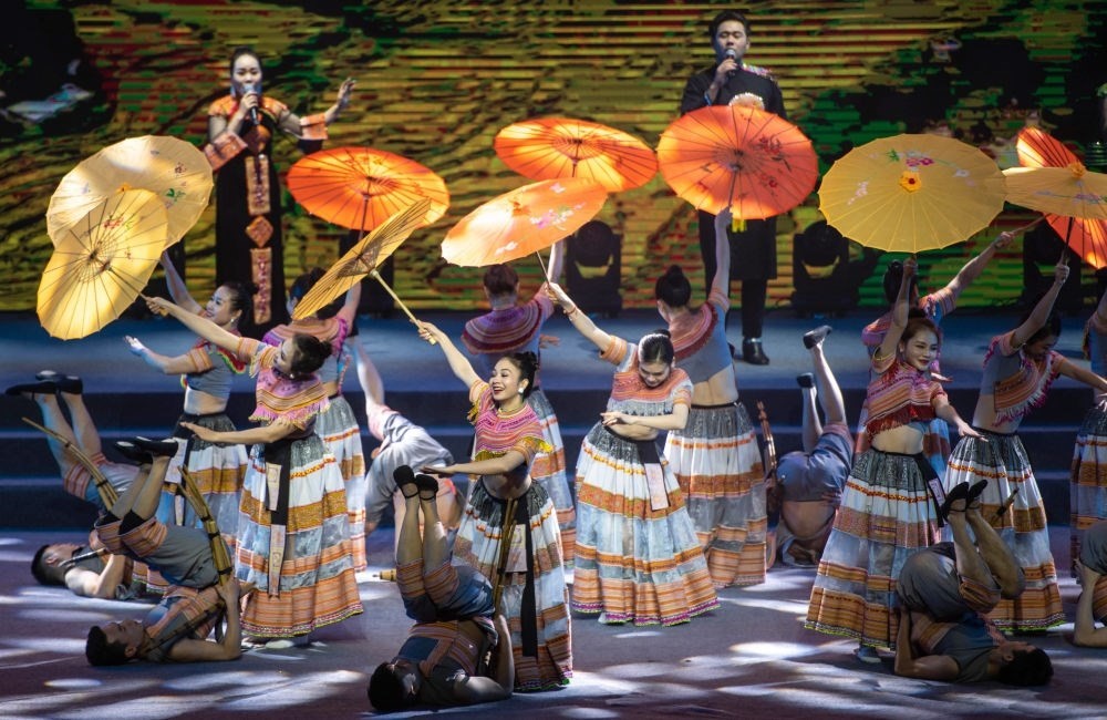 2023年1月18日，以“同心筑厚誼 攜手共發(fā)展”為主題的2023年中越跨國春節(jié)聯(lián)歡晚會在云南省紅河哈尼族彝族自治州河口瑤族自治縣舉行，越南老街省民族藝術(shù)歌舞團的演員在晚會上表演歌舞《漂浮在云端的節(jié)日》。新華社記者 胡超 攝