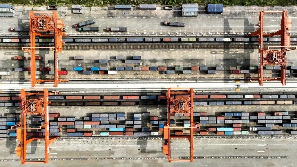 △2023年11月12日，火車在廣西欽州港碼頭裝運集裝箱。