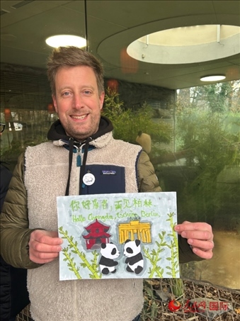 特別從法國(guó)趕來(lái)送別“夢(mèng)想”“夢(mèng)圓”的專業(yè)級(jí)熊貓粉絲 Pouille先生和此次征集的兒童作品。人民網(wǎng)記者 徐馨攝
