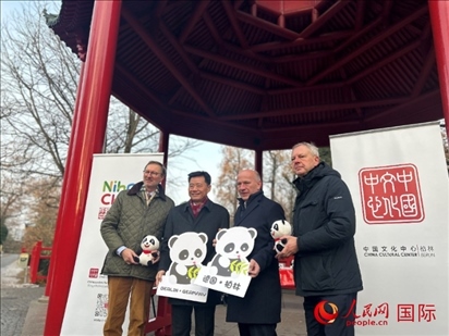 中國(guó)文化中心組織的主題活動(dòng)現(xiàn)場(chǎng)。從左至右依次為柏林動(dòng)物園園長(zhǎng)克尼里姆、中國(guó)駐德國(guó)大使吳懇、柏林市長(zhǎng)韋格納、柏林動(dòng)物園監(jiān)事會(huì)主席布魯克曼。人民網(wǎng)記者 徐馨攝