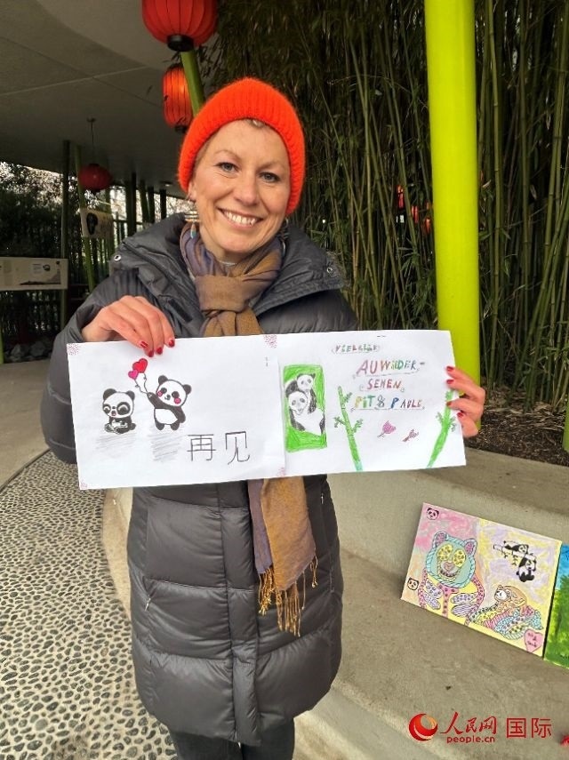 桑德拉和德國(guó)小朋友們的作品。右圖寫著“祝福好運(yùn)，再見 Pit和Paule（“夢(mèng)想”“夢(mèng)圓”的德語(yǔ)名字）”。人民網(wǎng)記者 徐馨攝