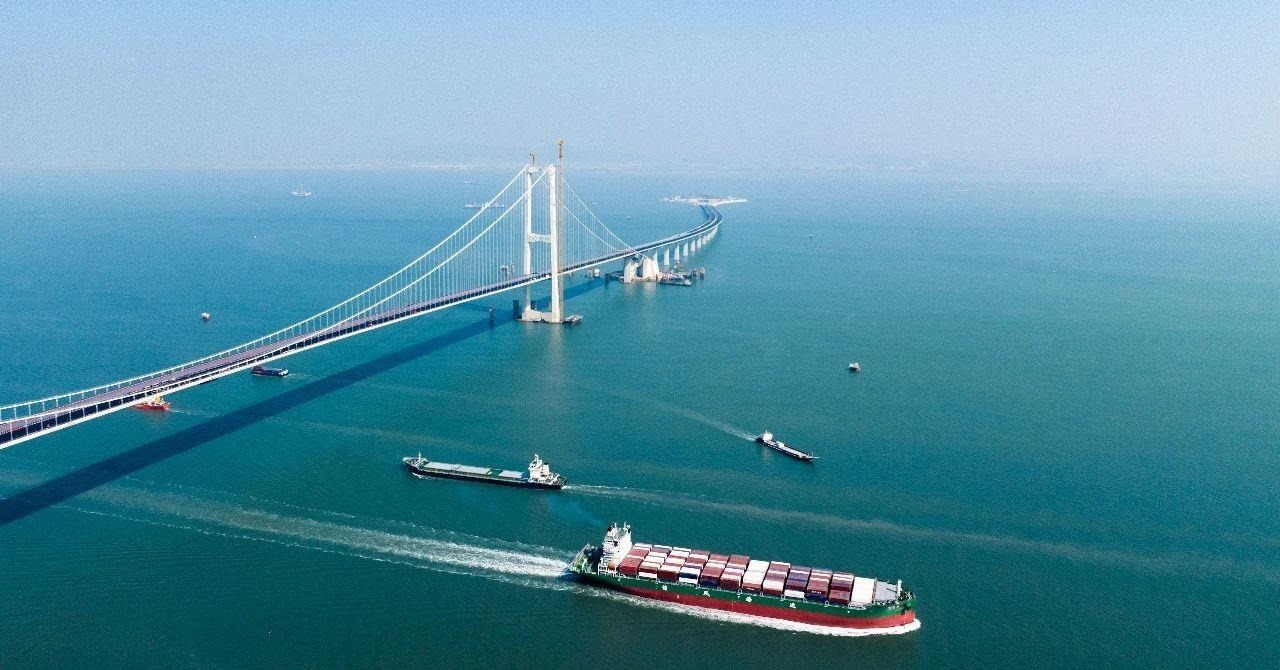 △2023年11月28日，國(guó)家重大工程深中通道海底沉管隧道貫通。