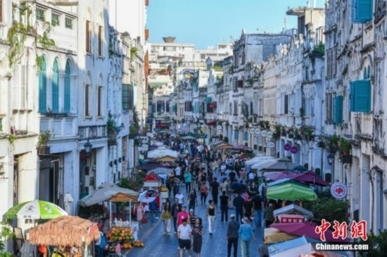 圖為?？隍T樓老街游客如織。 <a target='_blank' href='/' ><p align=