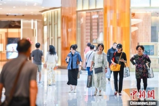 圖為顧客在cdf?？趪?guó)際免稅城內(nèi)選購(gòu)商品。<a target='_blank' href='/' ><p align=