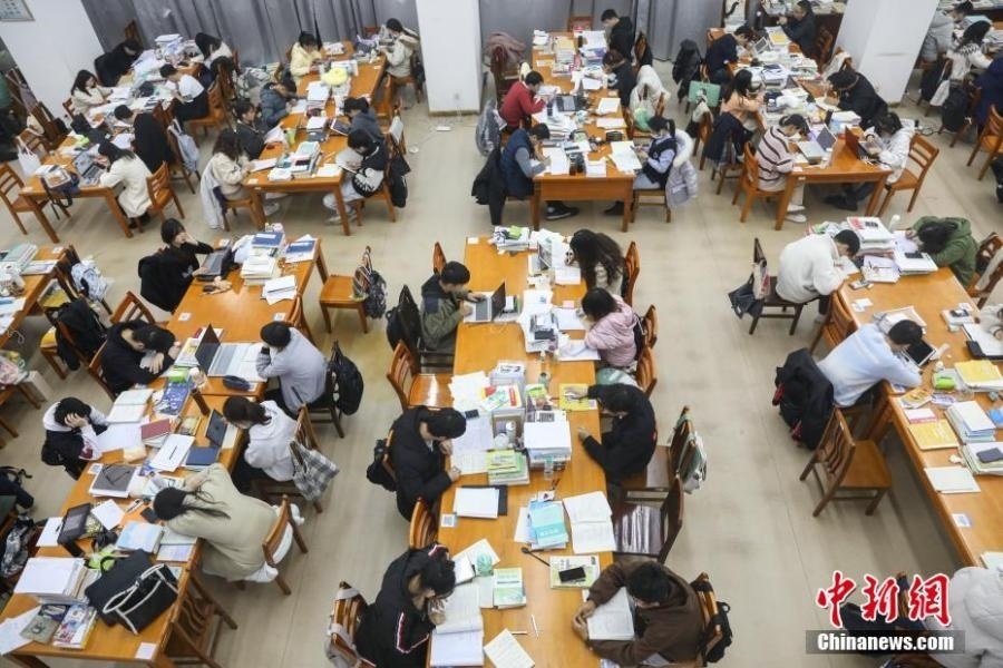 資料圖：眾多考研學(xué)生在南昌大學(xué)圖書館的自習(xí)室內(nèi)復(fù)習(xí)備考。劉力鑫 攝