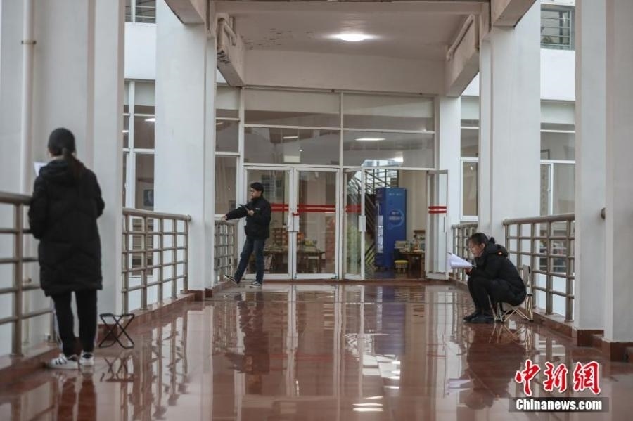 資料圖：幾位考研學(xué)生在南昌大學(xué)教學(xué)樓的天橋上復(fù)習(xí)備考。劉力鑫 攝