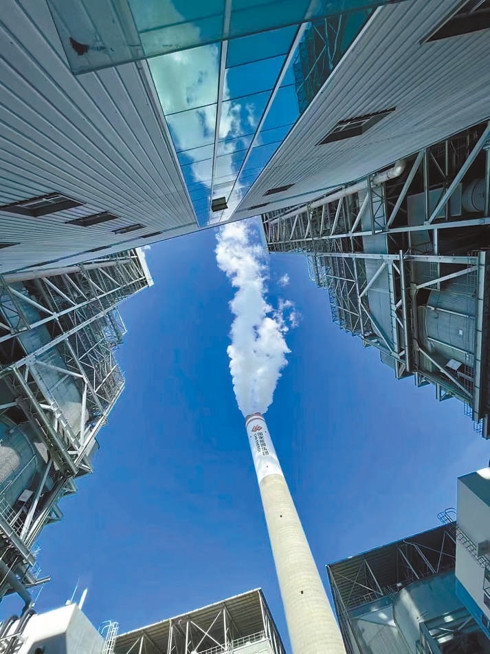  綠色低碳 近日，來自10余個(gè)國家的國際青年跟隨“世界青年能源行”活動(dòng)走進(jìn)國家能源集團(tuán)江蘇泰州電廠。作為亞洲最大火電二氧化碳捕集、利用與封存項(xiàng)目，該項(xiàng)目每年可捕集消納二氧化碳50萬噸。 美國籍演員、主持人 史蒂文·韋德斯攝 “走在電廠里，體驗(yàn)各種高科技，真切感受到中國在清潔能源方面發(fā)展迅速，許多技術(shù)走在了世界前列?！? /></p> <p style=