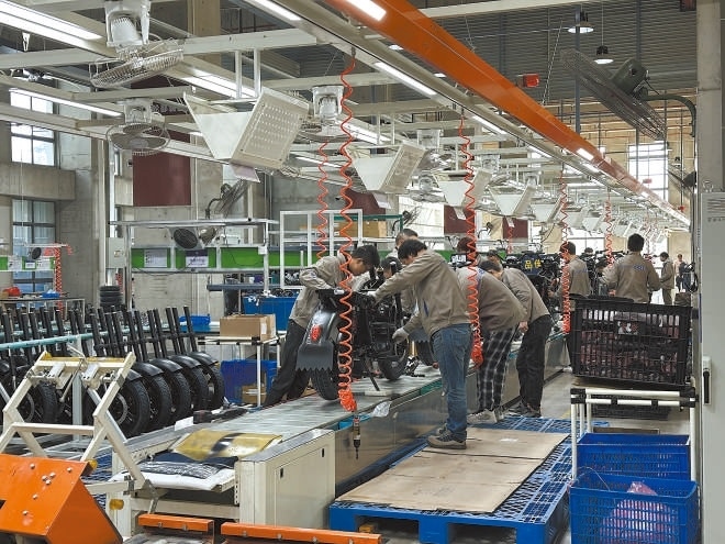  產(chǎn)業(yè)領(lǐng)跑 在長三角一體化發(fā)展格局下，新能源制造業(yè)通過產(chǎn)業(yè)集群協(xié)同發(fā)展，形成現(xiàn)代化產(chǎn)業(yè)體系。圖為位于江蘇常州市的比亞迪工廠內(nèi)，工作人員正在組裝銷往非洲國家的電動(dòng)摩托車。 拉丁美洲通訊社古巴籍?dāng)z影記者 朗尼·洛佩茲（中文名羅帥）攝