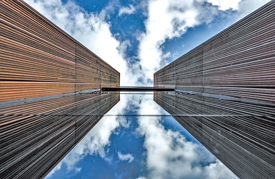  開放共享 今年9月，改造升級(jí)后的上海凝聚力工程博物館開門迎客。博物館大廳公共區(qū)域在功能提升、資源整合后，釋放更多公共服務(wù)空間，帶給市民更多新體驗(yàn)。 上海某餐廳法國籍廚師 邁克爾·溫德林?jǐn)z