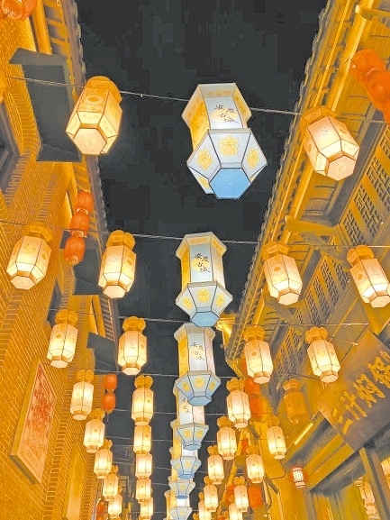  古城新韻 位于安徽安慶市安慶古城的倒扒獅歷史文化街區(qū)依江而建，在保留歷史建筑的同時(shí)，引入產(chǎn)業(yè)新業(yè)態(tài)，激發(fā)歷史文化街區(qū)活力，吸引了眾多游客前來游玩。 韓國籍視頻博主 金峻范攝