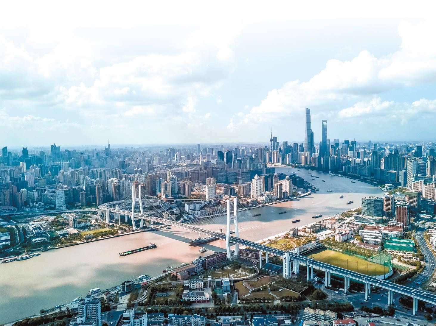  潮起東方 上海黃浦江兩岸高樓林立，風(fēng)光無限。近年來，上海以開放創(chuàng)新之姿，謀劃推動(dòng)高質(zhì)量發(fā)展，奮力開創(chuàng)長三角一體化新局面。 德國籍導(dǎo)演、建筑師、攝影師 馬克·西格蒙德攝 “起初，我被東方古國的悠久歷史文化吸引來到中國。在上海生活的10多年間，我見證了這座城市的發(fā)展歷程，也感受到它兼具傳統(tǒng)與現(xiàn)代的獨(dú)特魅力?！? /></p> <p style=