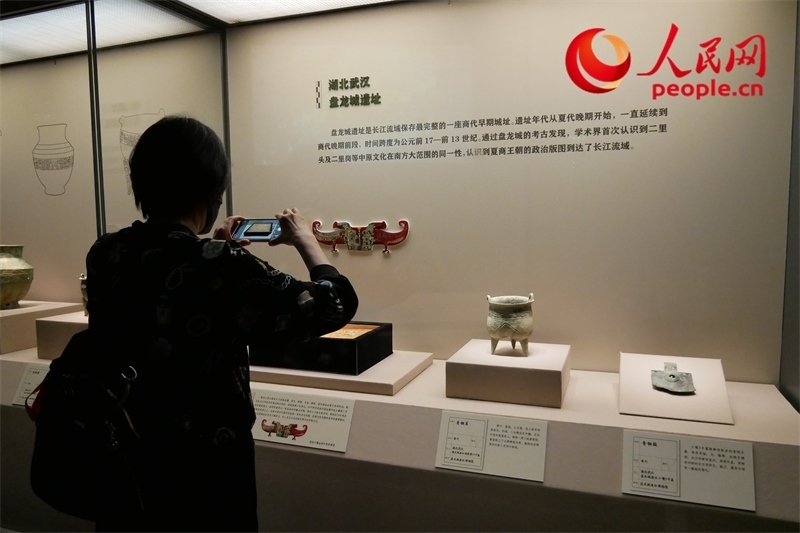 今年9月，觀眾正在參觀“鑒往知遠——新時代考古成果展”。人民網(wǎng)記者 韋衍行攝