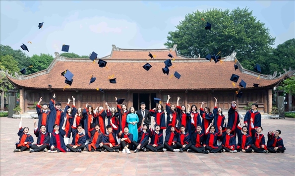 12月9日，越南首都河內(nèi)一所高中的學(xué)生在文廟內(nèi)合影留念。