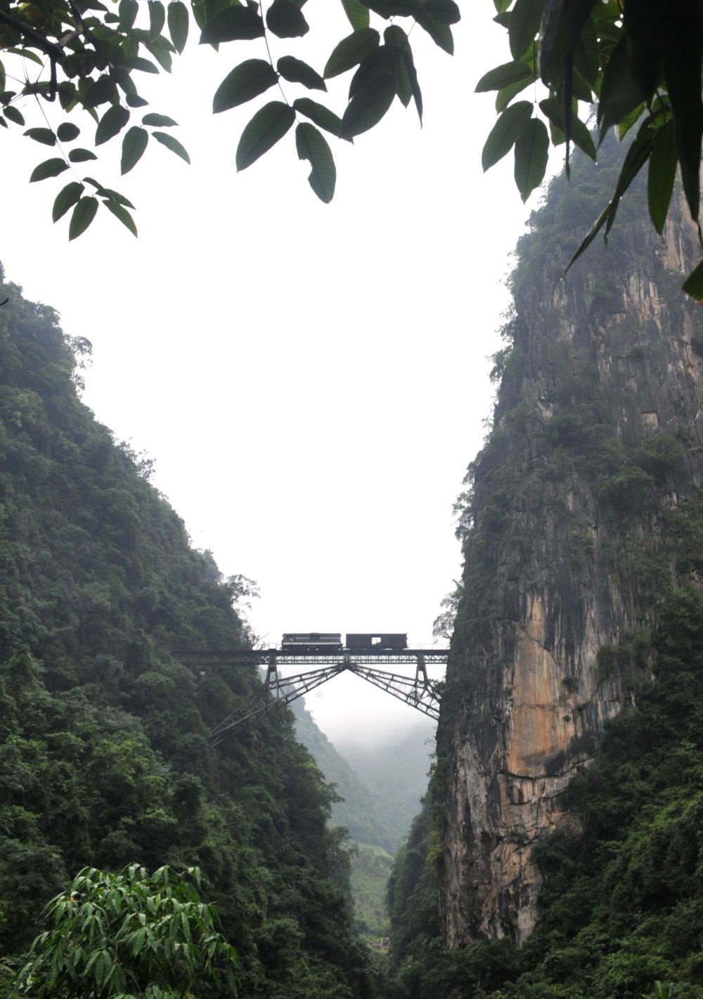 2009年6月1日，一列小火車從人字橋上通過。