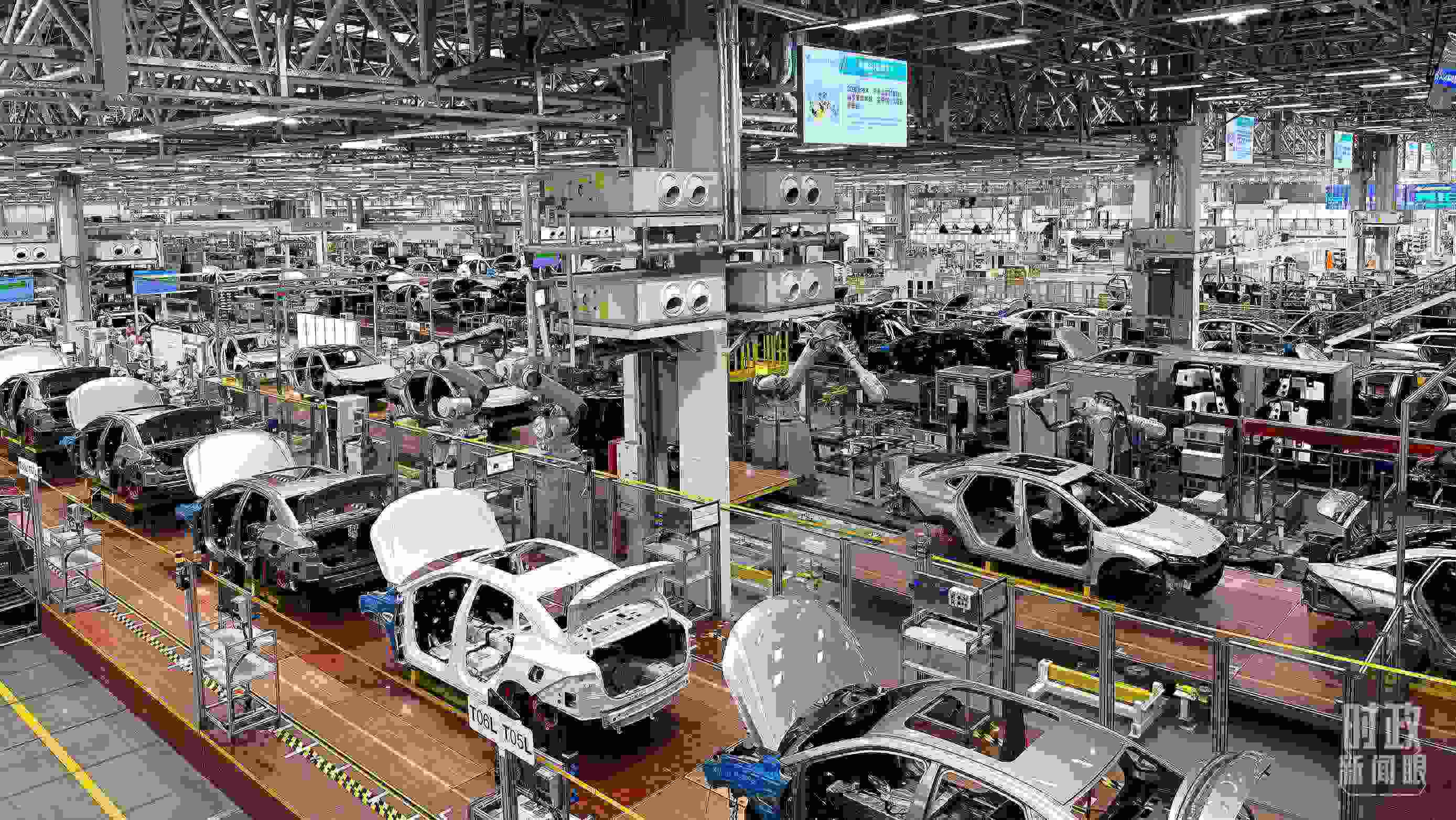 △廣汽埃安總裝車間智能生產(chǎn)線展示。（總臺(tái)央視記者趙化拍攝）