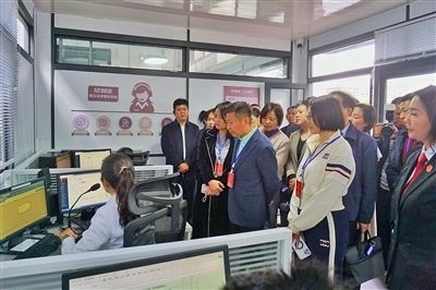  在昆明中院訴前調(diào)解工作室內(nèi)，代表們觀摩法官線上調(diào)解。