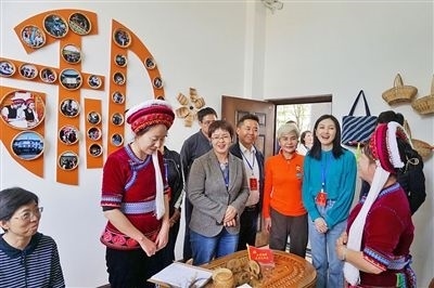  在大理法院喜洲法庭，代表們與“金花調(diào)解員”共同探討民族特色調(diào)解工作方法。