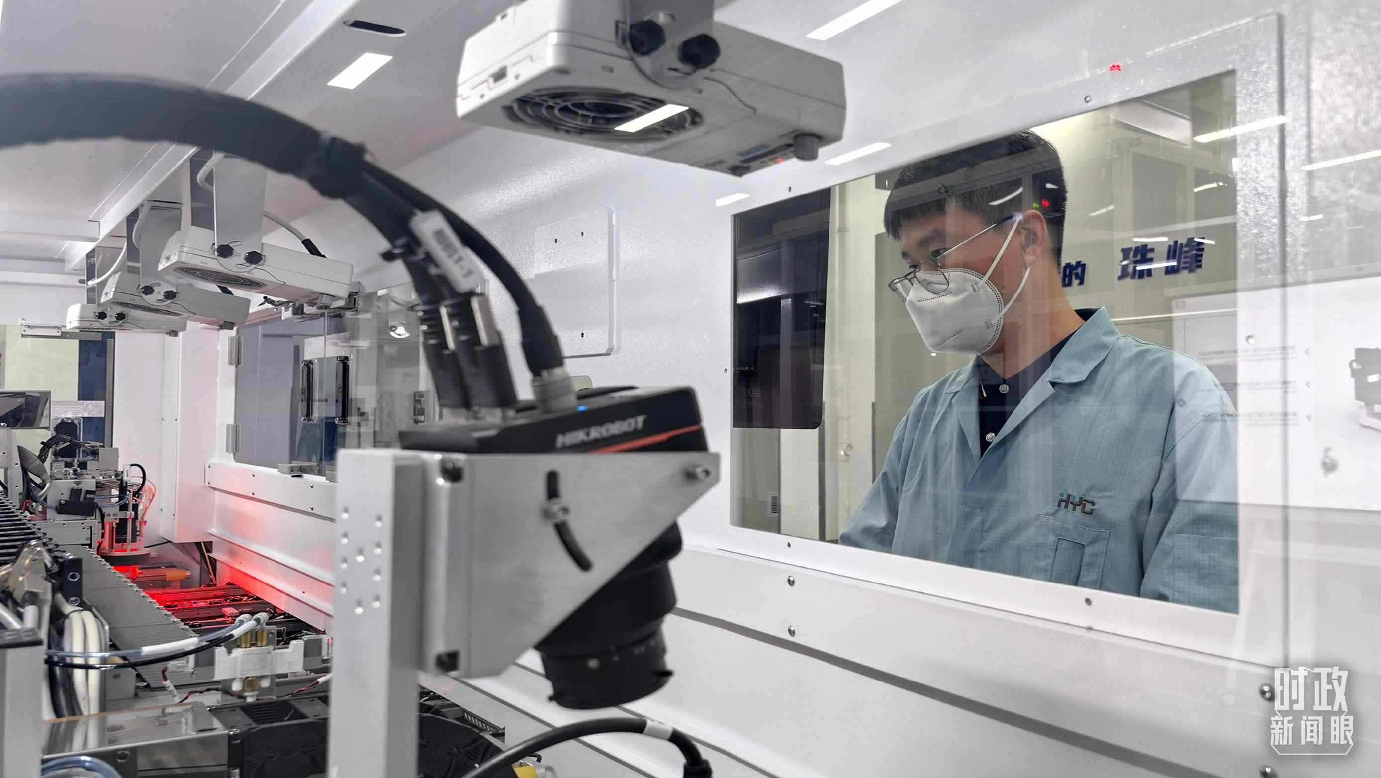 △蘇州華興源創(chuàng)科技股份有限公司員工正在研發(fā)車間內(nèi)進(jìn)行芯片測試。（總臺(tái)央廣記者潘毅拍攝）