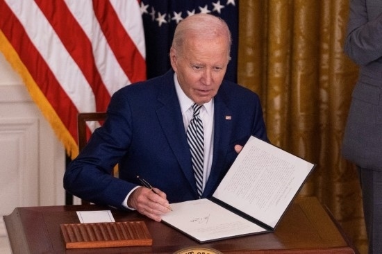 10月30日，美國總統(tǒng)拜登在華盛頓白宮簽署人工智能監(jiān)管行政令。新華社發(fā)（亞倫攝）