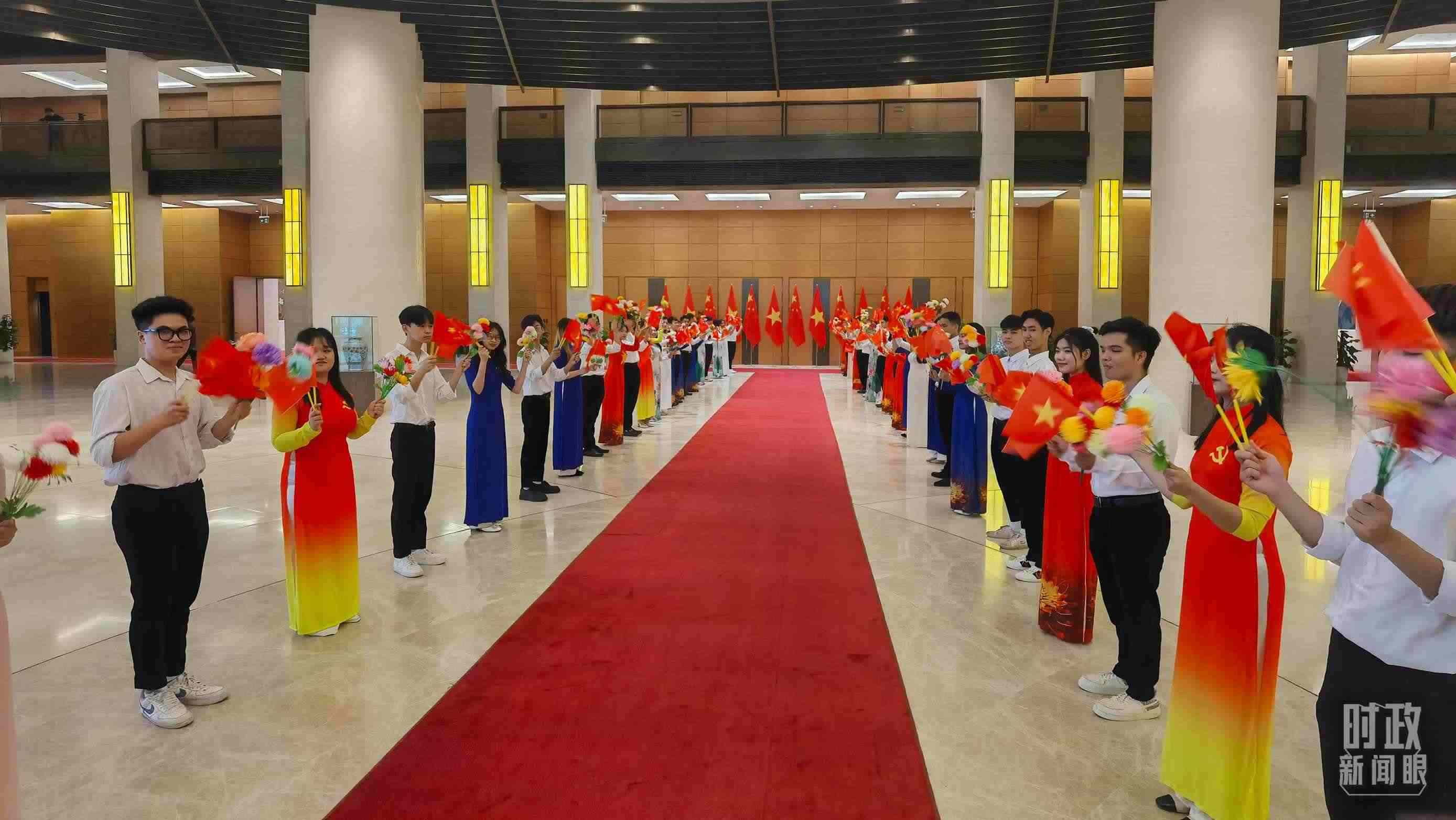 △夾道歡迎的當(dāng)?shù)厍嗄?。（總臺央視記者周志國拍攝）