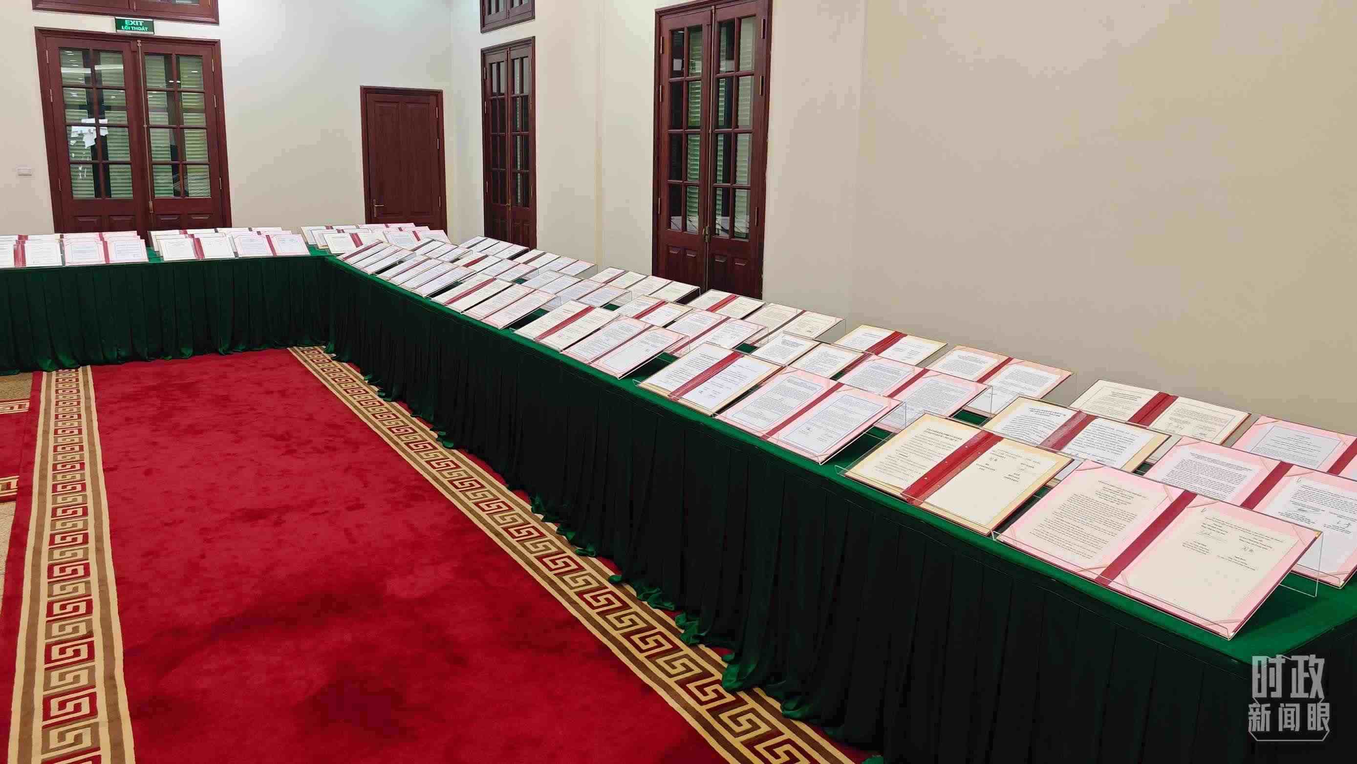 △會談后，兩黨總書記共同見證雙方簽署的雙邊合作文件展示，涵蓋共建“一帶一路”等30多個領(lǐng)域。（總臺央視記者耿小龍拍攝）