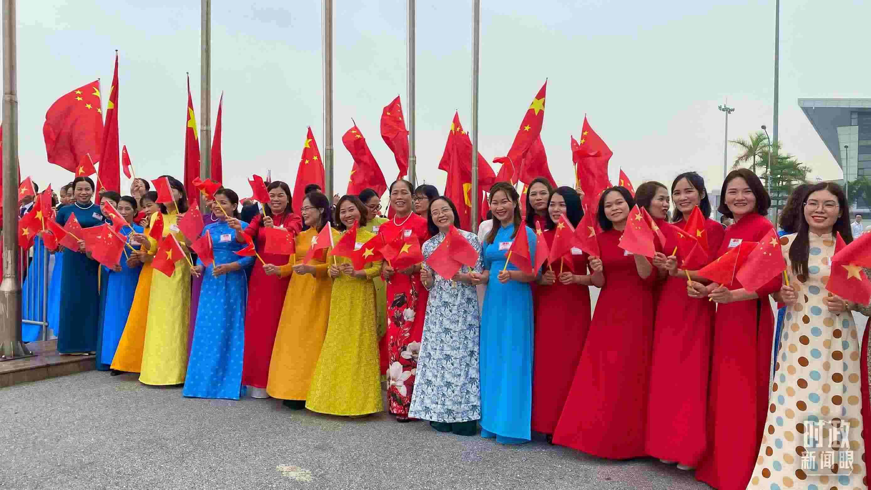 △專機抵達前，400多名中越各界代表手持兩黨兩國旗幟翹首以盼。（總臺央視記者李增仁拍攝）