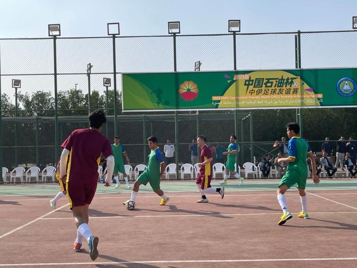 12月14日，中國(guó)石油（伊拉克）魯邁拉片區(qū)舉辦公共開(kāi)放日和足球友誼賽。中國(guó)石油工程建設(shè)有限公司魯邁拉項(xiàng)目代表隊(duì)與巴士拉大學(xué)代表隊(duì)進(jìn)行了比賽，巴士拉大學(xué)代表隊(duì)獲勝。文學(xué)軍攝
