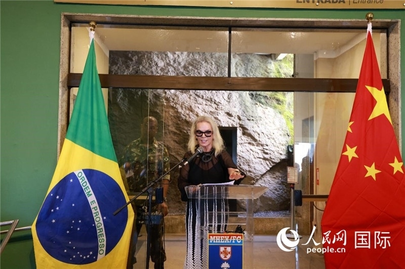 山河文化促進(jìn)中心執(zhí)行總裁瑪西婭·梅爾基奧爾在攝影展開(kāi)幕式上致辭。 人民網(wǎng)記者 陳海琪攝