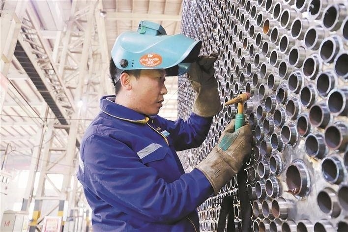 邵旭鵬在車間進行電焊作業(yè)。受訪者供圖