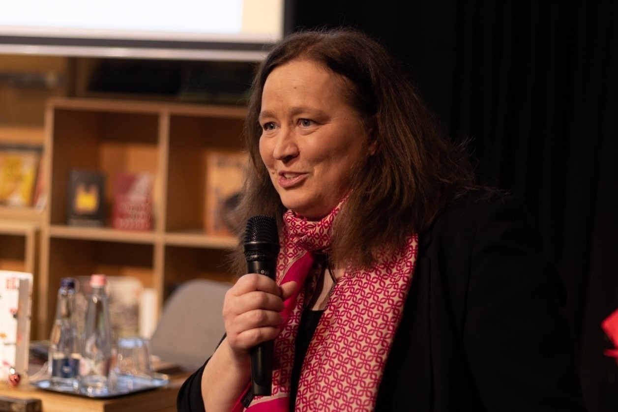 本書譯者宗博莉·克拉拉主持讀書分享會(huì)。摩爾多瓦尼·巴爾納巴斯攝