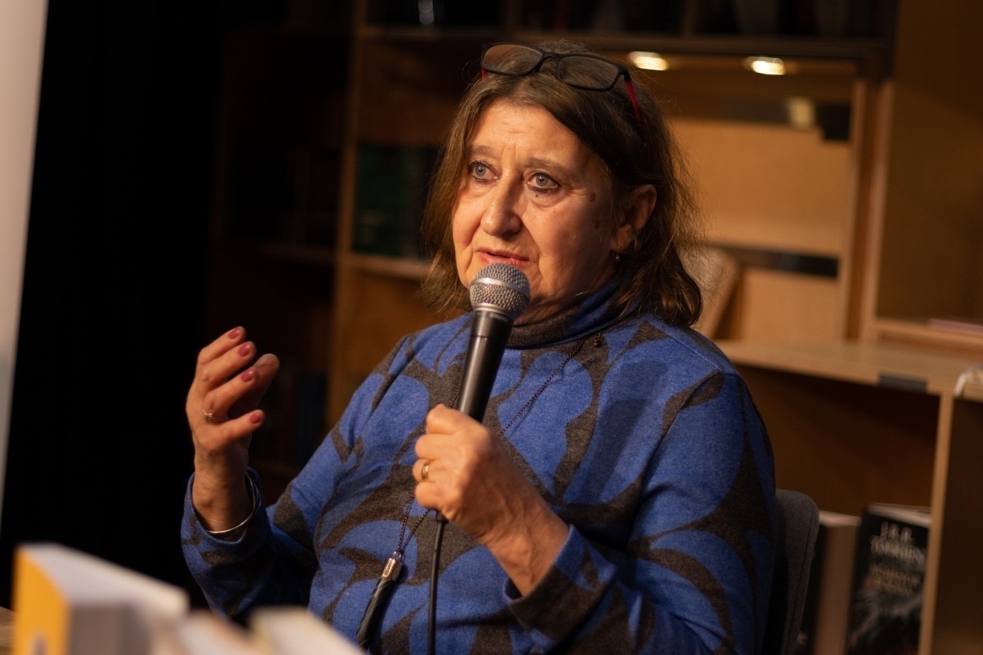 埃娃介紹作品。摩爾多瓦尼·巴爾納巴斯攝