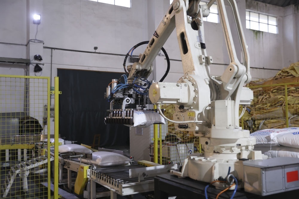 12月14日，在廣西來賓東糖鳳凰有限公司，機(jī)械臂在廠房碼放白砂糖成品。