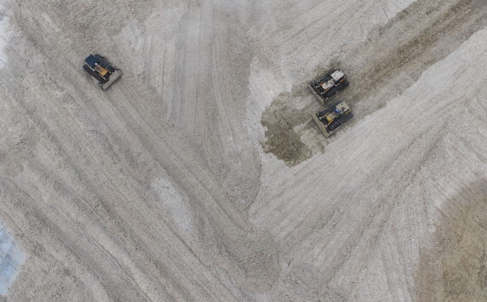 12月12日，在廣西湘桂華糖制糖集團(tuán)來賓紙業(yè)有限責(zé)任公司，工作人員在整理蔗渣（無人機(jī)照片）。