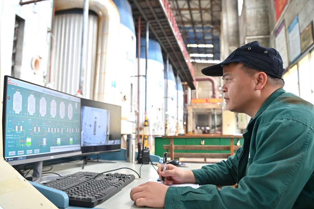 12月12日，工作人員在廣西來賓小平陽湘桂制糖有限公司監(jiān)控蒸發(fā)系統(tǒng)。