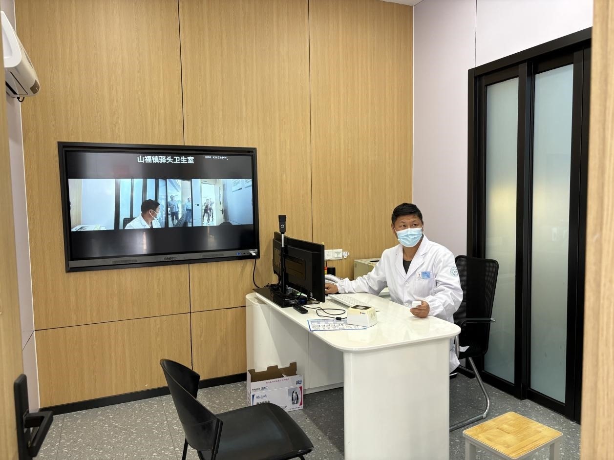 　　村里的值班醫(yī)生在線上連接三甲醫(yī)院的醫(yī)生對患者進(jìn)行會診。