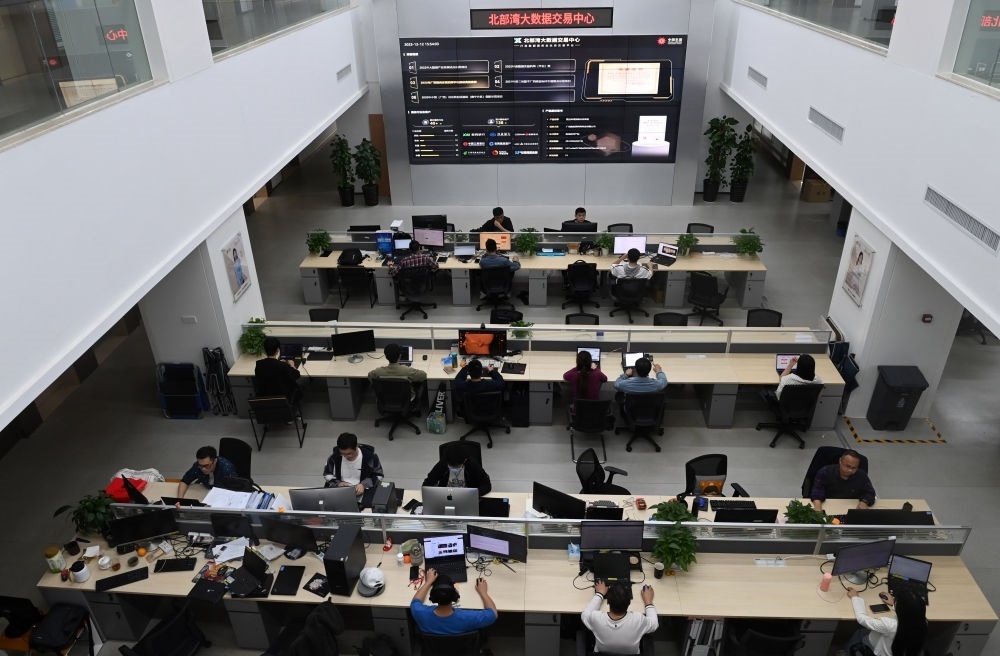 中國—東盟信息港員工在工作中。