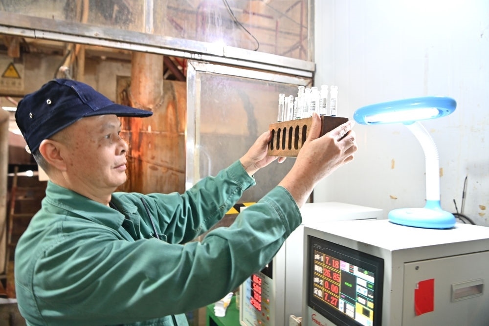 12月12日，廣西來賓小平陽湘桂制糖有限公司的工作人員在檢測糖漿樣品。