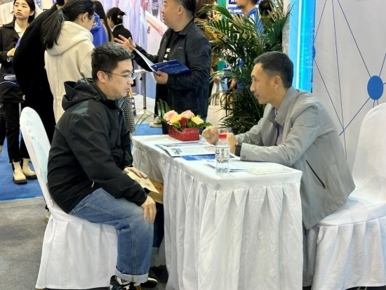 沈陽招聘會(huì)現(xiàn)場。人民網(wǎng)記者 尹柏寒?dāng)z