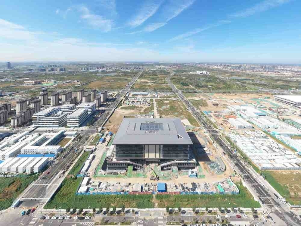 這是雄安新區(qū)大學(xué)園圖書(shū)館（2023年10月1日攝，無(wú)人機(jī)照片）。新華社記者 朱旭東 攝