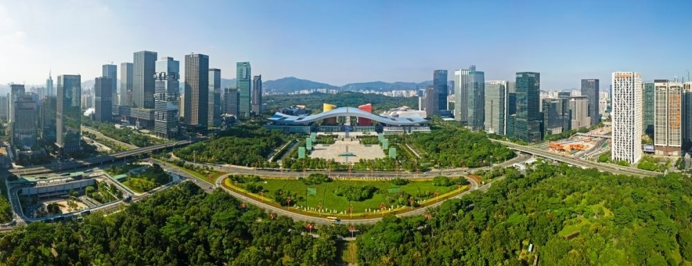 這是在廣東省深圳市拍攝的深圳市民中心和蓮花山公園一線（2020年10月2日攝，無(wú)人機(jī)照片）。新華社記者 梁旭 攝
