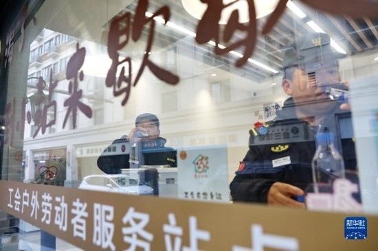 12月16日，戶外工作者在浙江省嘉興市南湖區(qū)丁家橋社區(qū)個性化“惠工小站”休息。