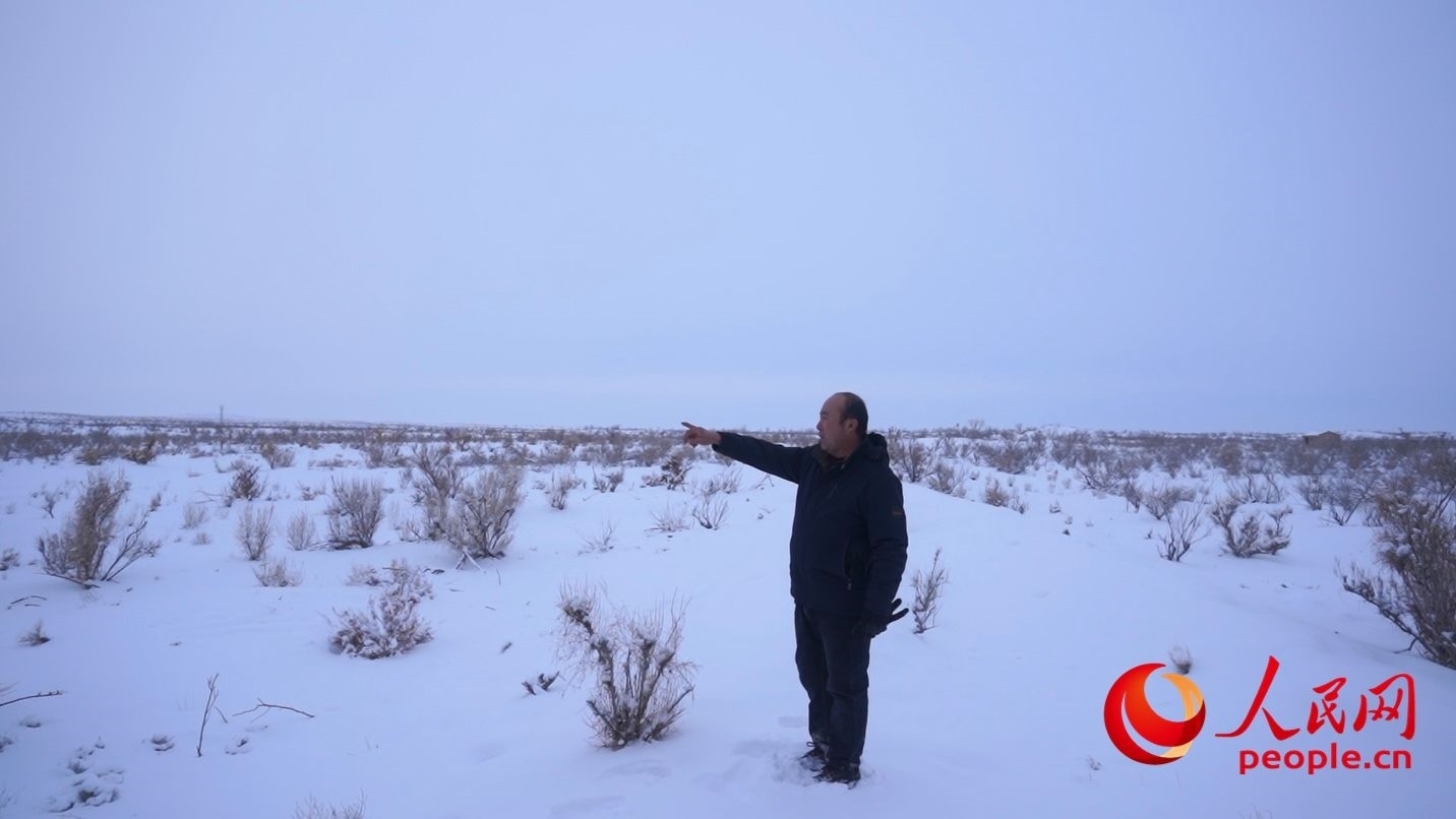 馬曉華向采訪團介紹林場情況。人民網(wǎng) 周靜圓攝