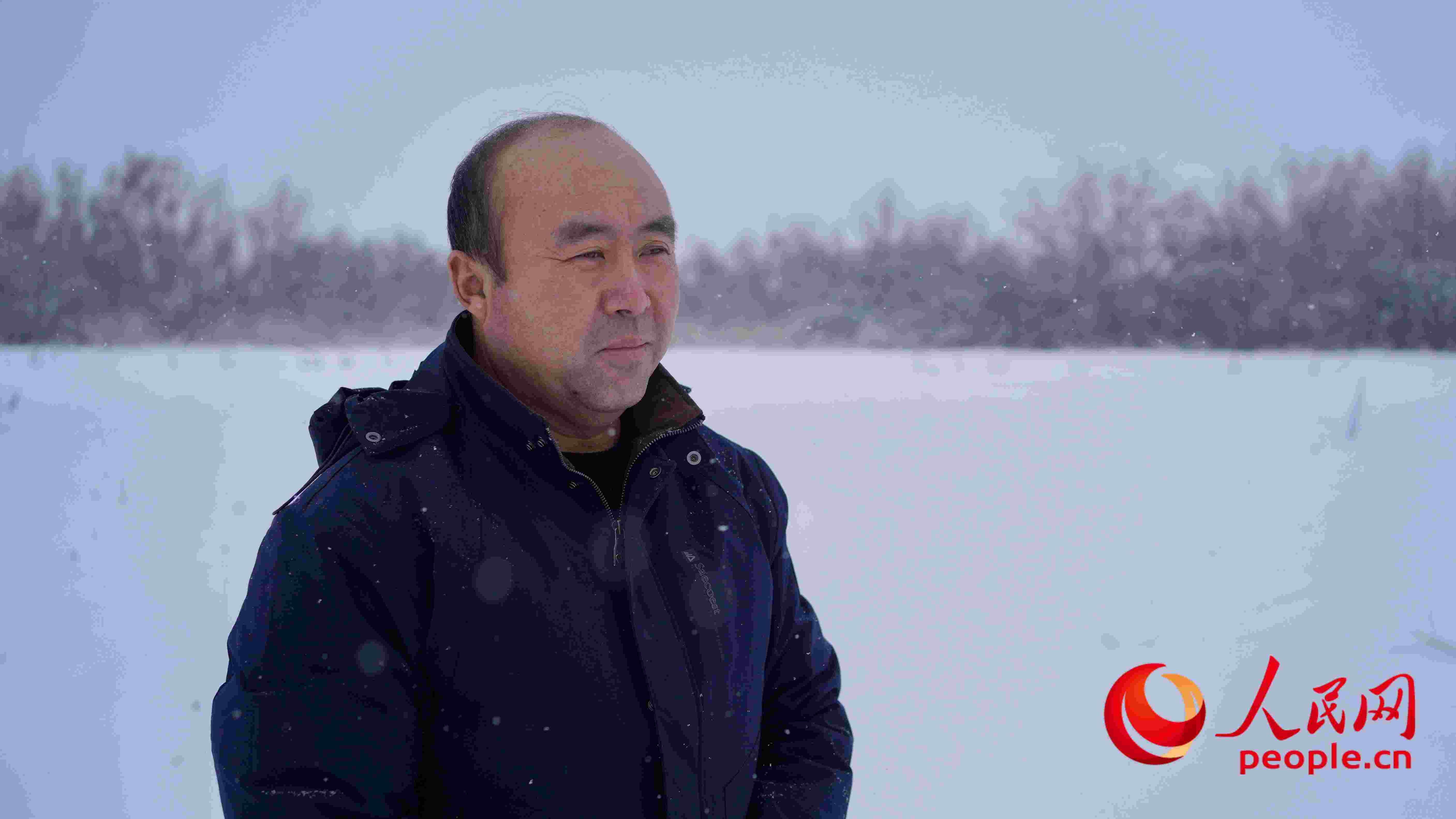 馬曉華回憶當年和父親一起種樹的情形，滿是懷念。人民網(wǎng) 周靜圓攝