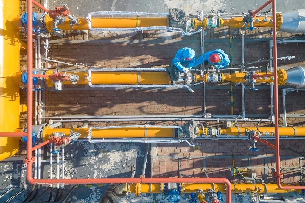 12月17日，黑龍江省哈爾濱市中慶燃氣有限責(zé)任公司成高子門站的工作人員在進行設(shè)備巡檢，保障燃氣供應(yīng)（無人機照片）。 新華社記者 張濤 攝